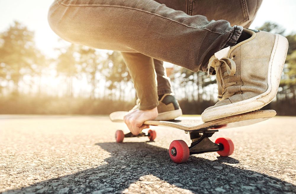 La pratique du skate, quels sont les accessoires indispensables pour bien débuter ?