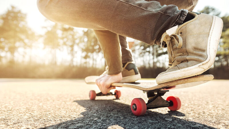 La pratique du skate, quels sont les accessoires indispensables pour bien débuter ?