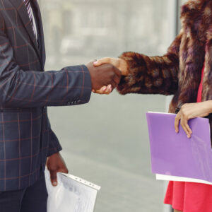 Holding de pharmacie (SPFPL) : Comment s&rsquo;installer sans contracter d’emprunt en nom propre ?